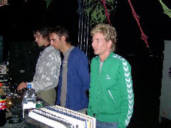  Bildname: 220.jpg 
 Breite: 240 Pixel 
 H�he: 180 Pixel 
 Gr�sse: 19 kB 