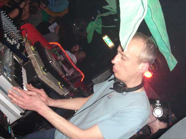  Bildname: jalanda32.jpg 
 Breite: 600 Pixel 
 H�he: 450 Pixel 
 Gr�sse: 53 kB 