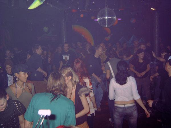  Bildname: 019-tanzende-meute-2.jpg 
 Breite: 600 Pixel 
 H�he: 450 Pixel 
 Gr�sse: 43 kB 