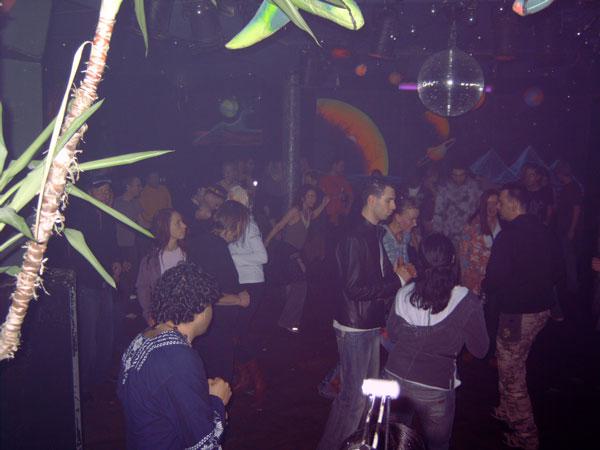  Bildname: 026-tanzende-meute-3.jpg 
 Breite: 600 Pixel 
 H�he: 450 Pixel 
 Gr�sse: 46 kB 