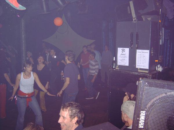  Bildname: 027-tanzende-meute-4.jpg 
 Breite: 600 Pixel 
 H�he: 450 Pixel 
 Gr�sse: 46 kB 