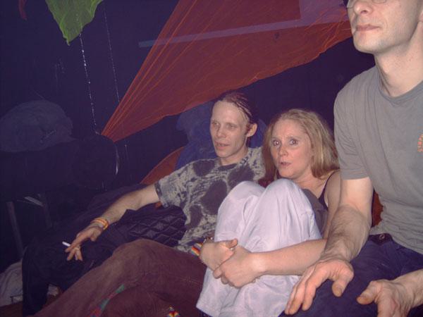  Bildname: 05-die-bande-aufm-sofa.jpg 
 Breite: 600 Pixel 
 H�he: 450 Pixel 
 Gr�sse: 42 kB 